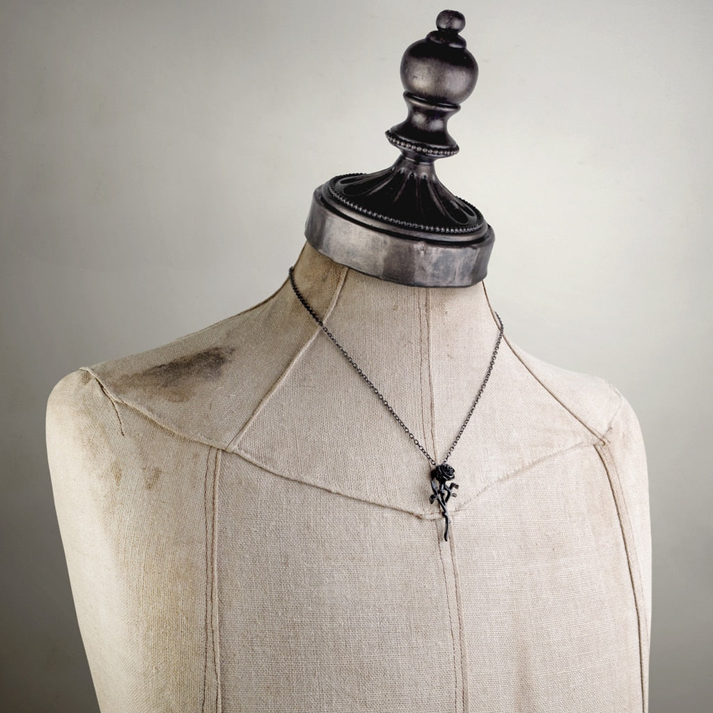 Negro Rose Collar de Ceniza