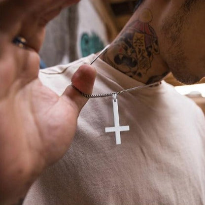 Collar Cruz Invertida del Exilio