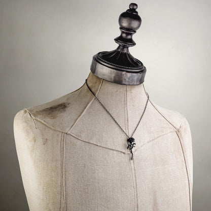 Negro Rose Collar de Ceniza